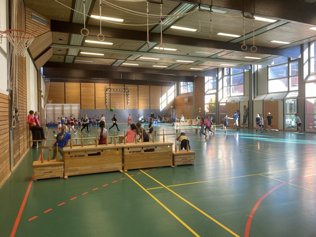 Kinder treten beim Zick Zack Ballturnier gegeneinander an