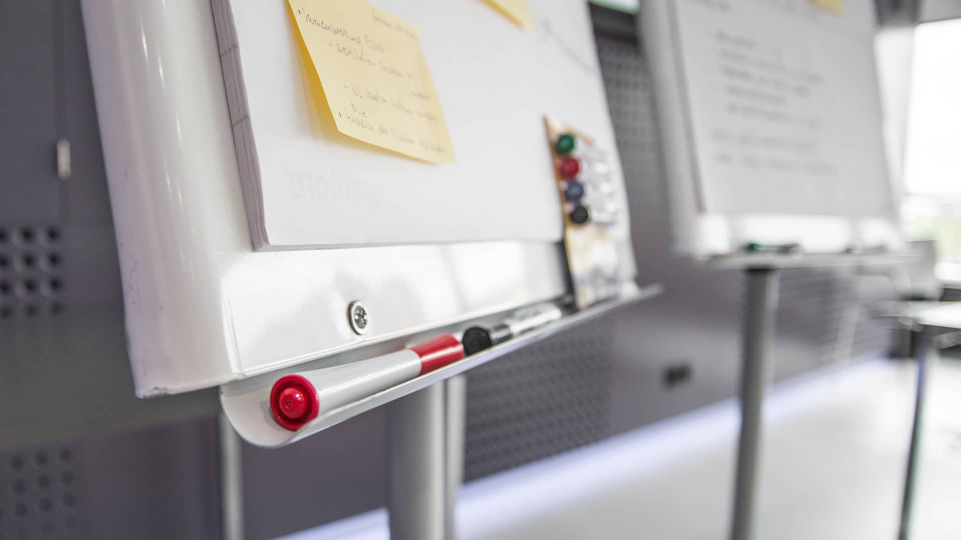 Ein Whiteboard mit Stiften