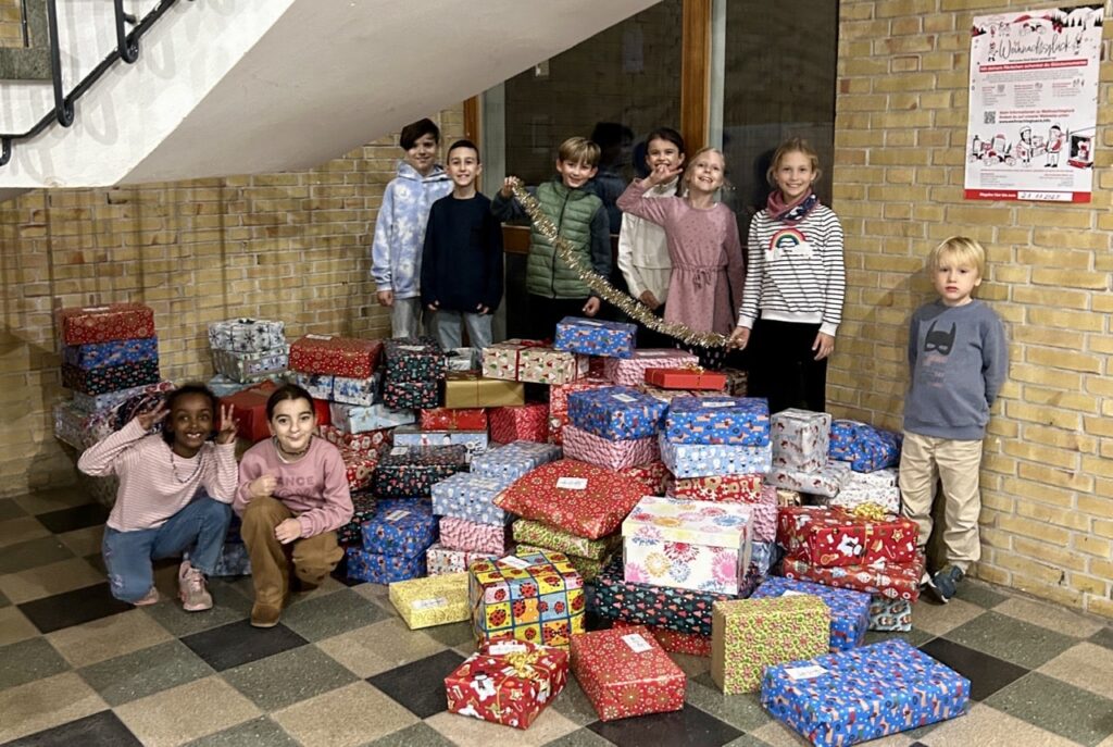 Kinder packen Päckchen für Rumänien.