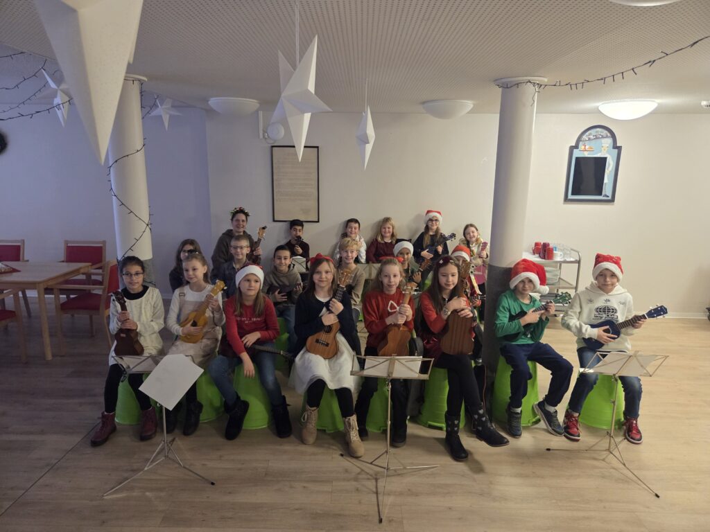 20 Kinder posieren mit Ukulele